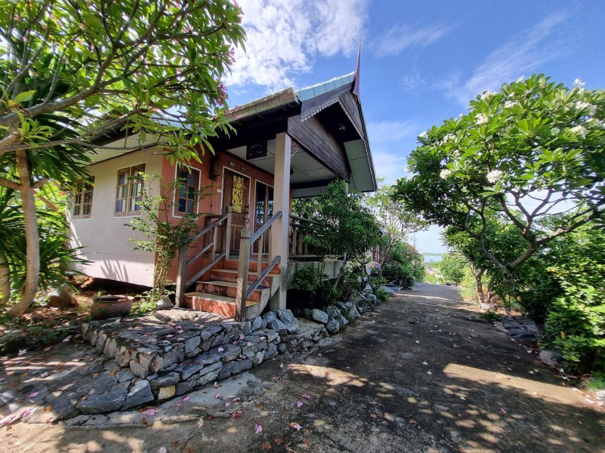 Hello Sichang Bungalow Hotel Ko Si Chang Exterior photo