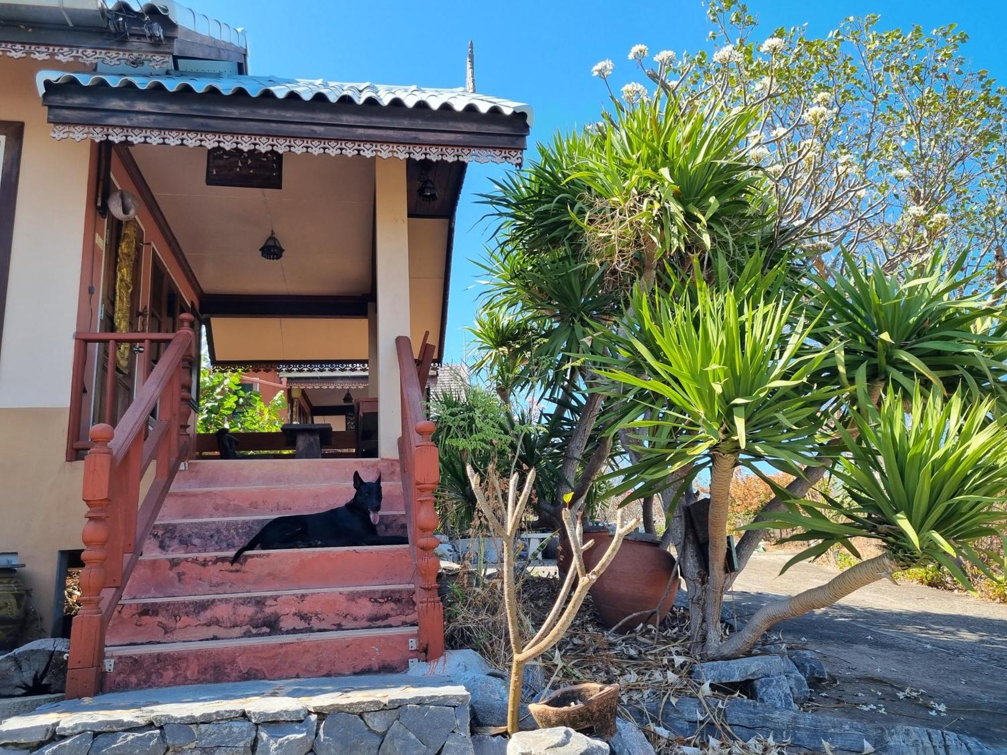 Hello Sichang Bungalow Hotel Ko Si Chang Exterior photo