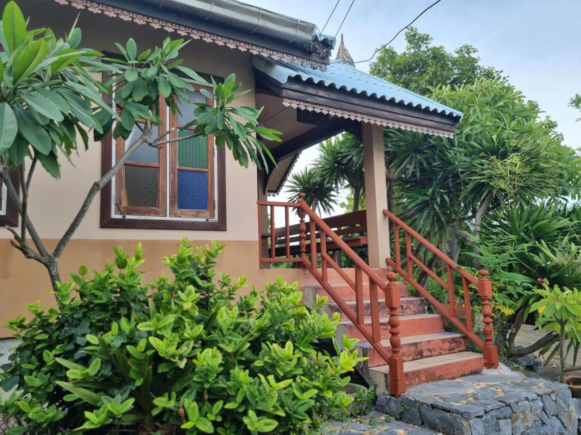 Hello Sichang Bungalow Hotel Ko Si Chang Exterior photo